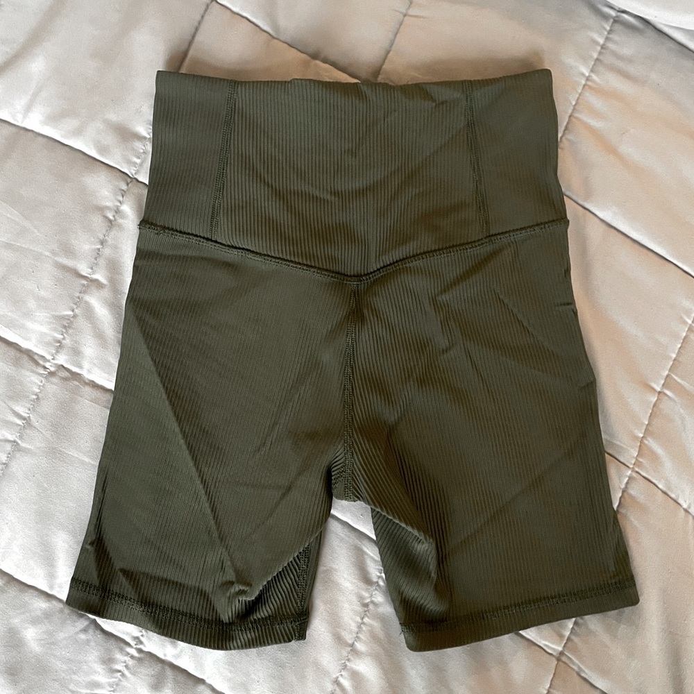 Athleta green ribbed 7” biker short